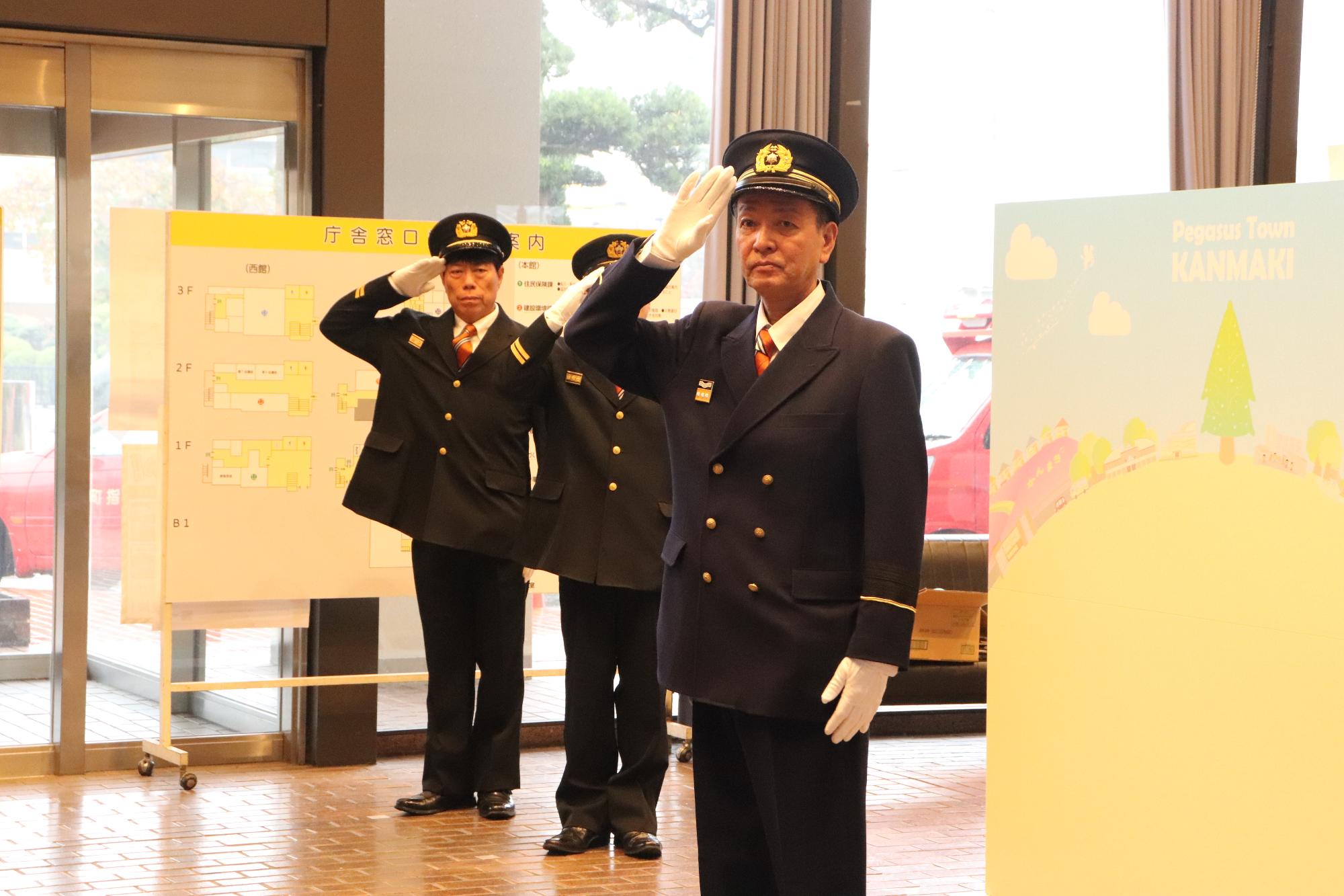 消防団に挨拶をする阪本町長