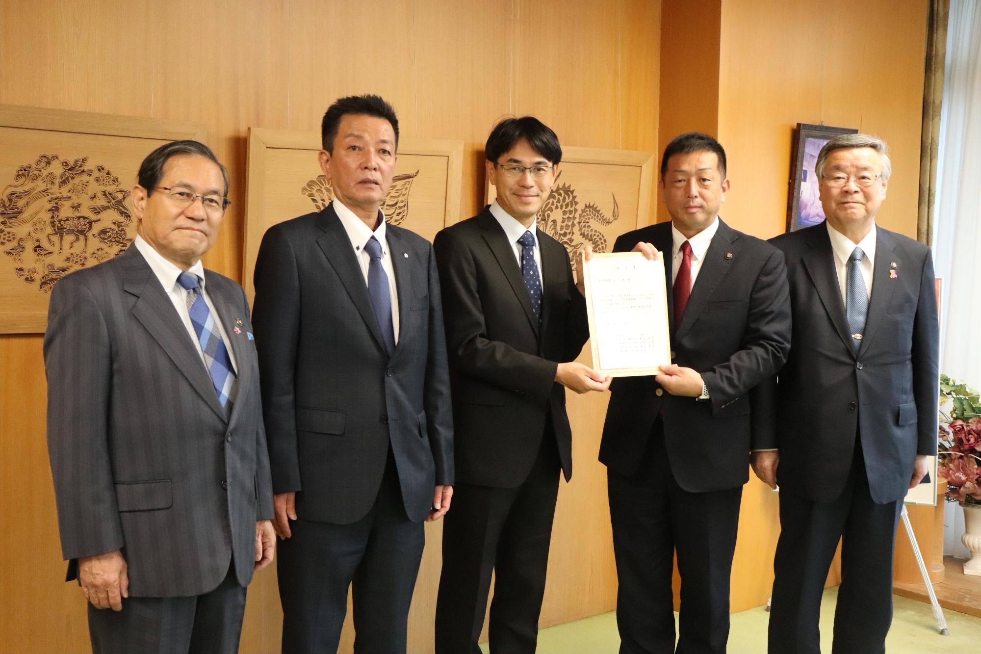 山下知事とリニアの会役員の集合写真