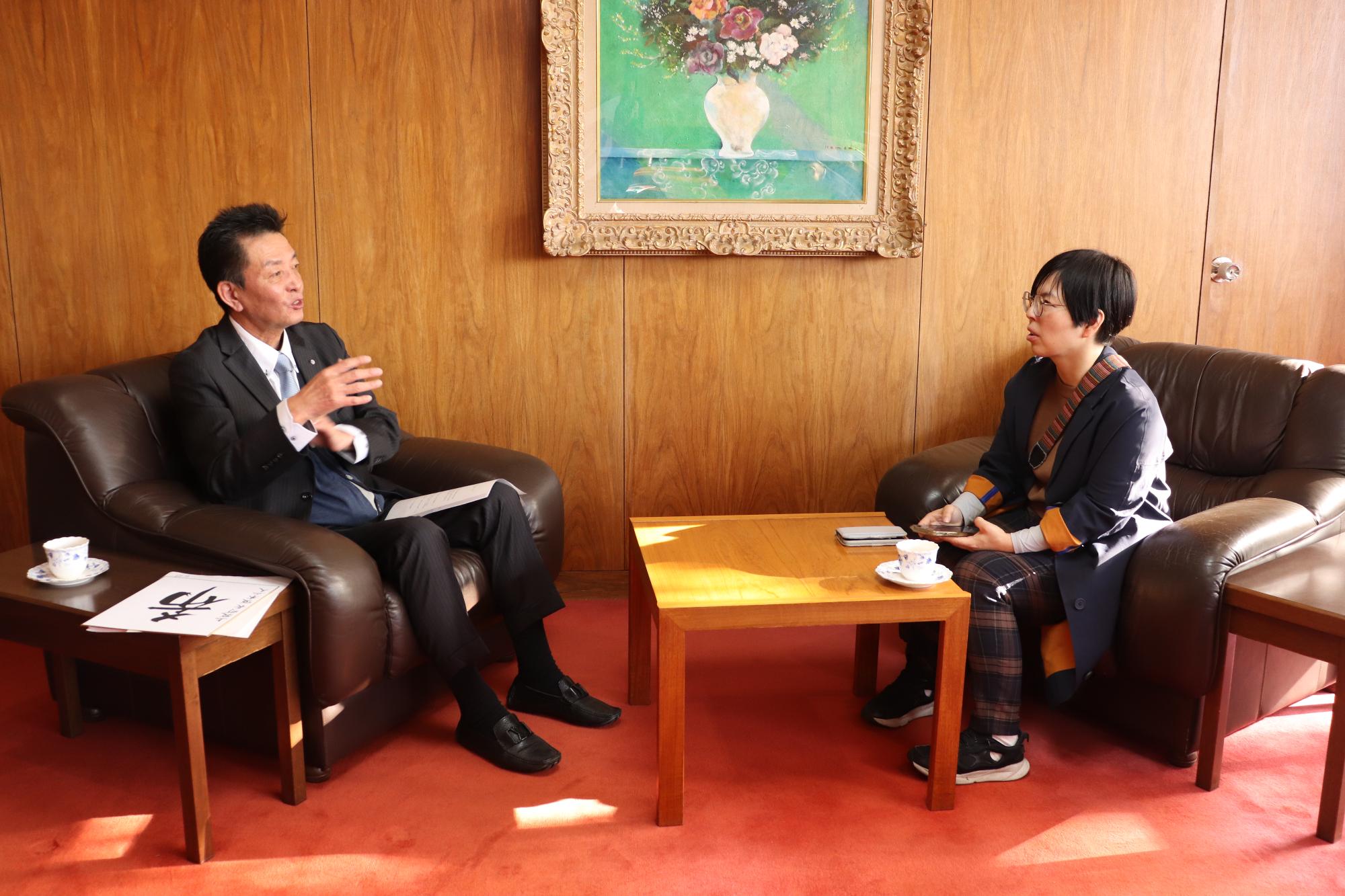 奈良新聞社の記者のかたと対談する阪本町長