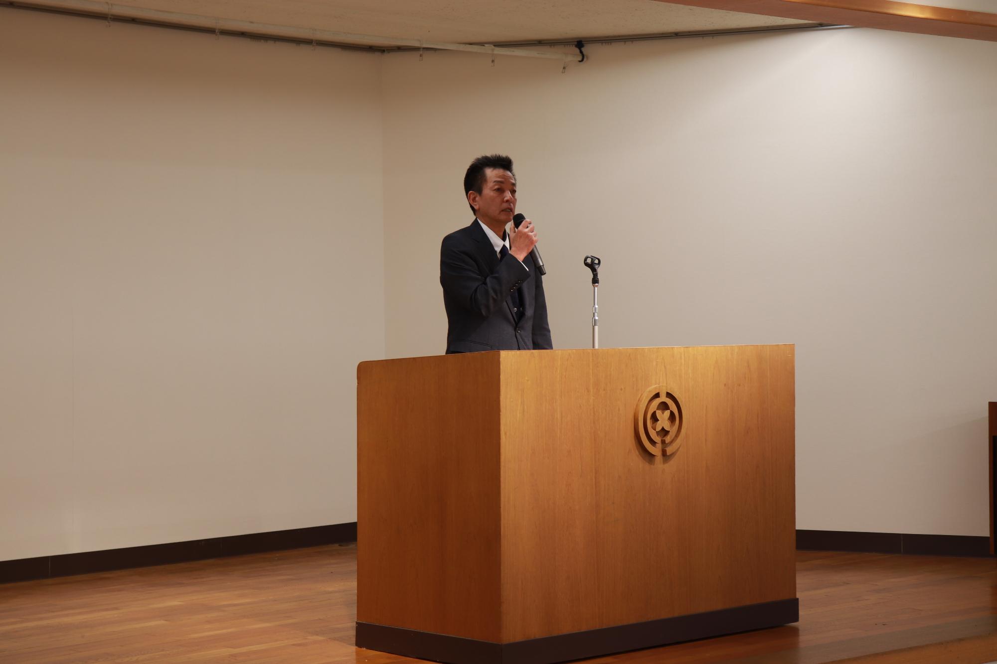 職員に仕事納めの挨拶をする阪本町長