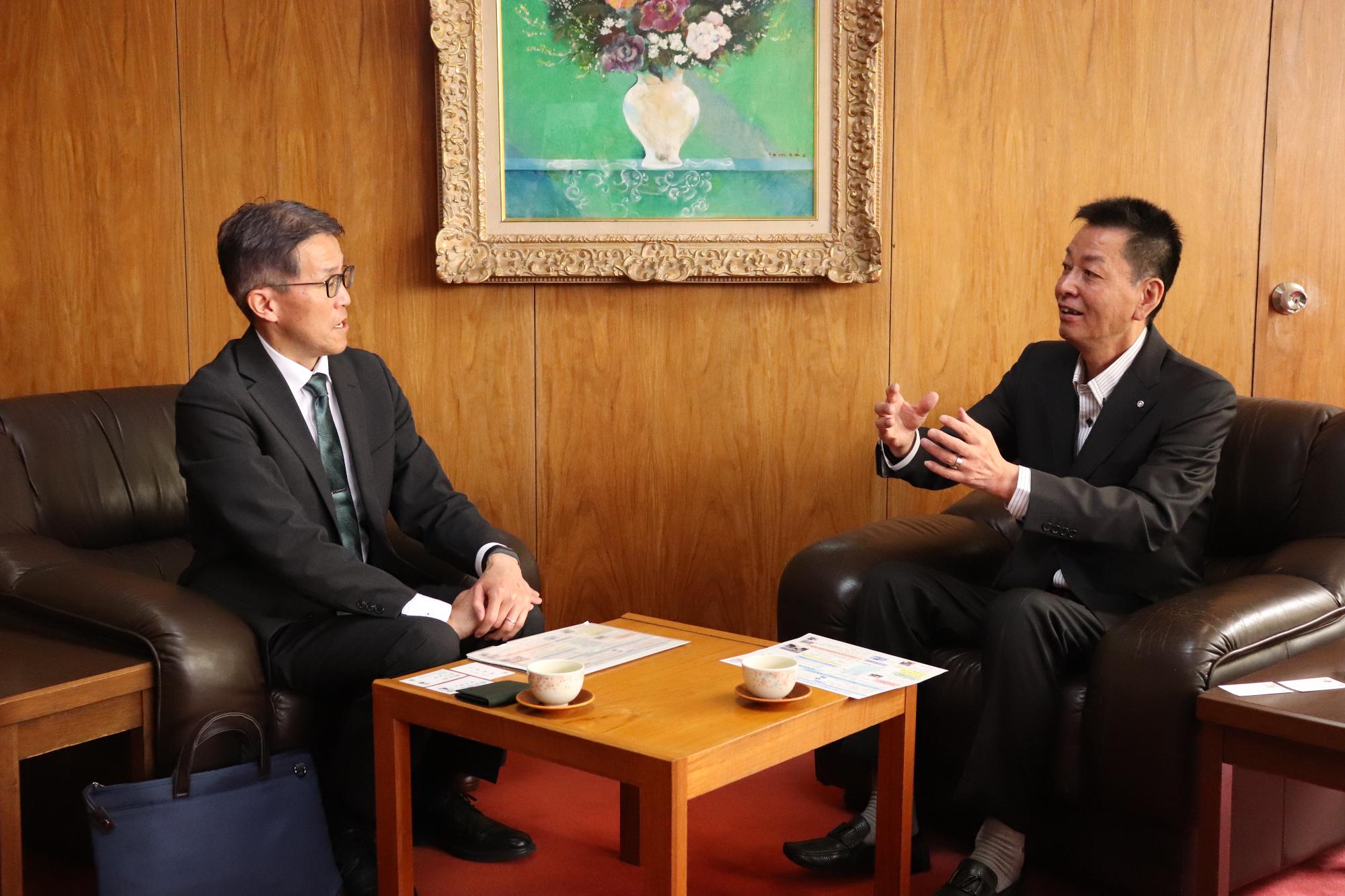 奈良地方気象台長と対談する阪本町長