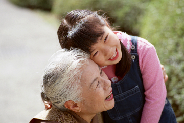 孫とおばあさんの画像