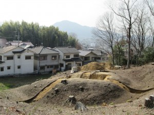 久渡2号墳を撮影した写真。久渡2号墳の全体が写されており、奥には住宅が見える。
