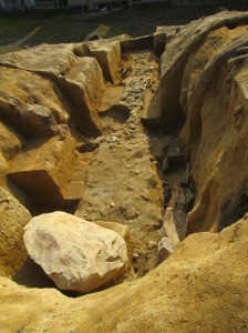 久渡2号墳を撮影した写真。粘土と土でできた溝が見える。