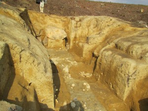 久渡2号墳を撮影した写真。とても大きく、土の谷のような溝が見える。