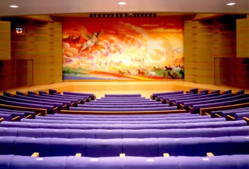 ペガサスホール  紫色の客席から馬やペガサスが描かれた緞帳が降りた舞台を眺める写真画像
