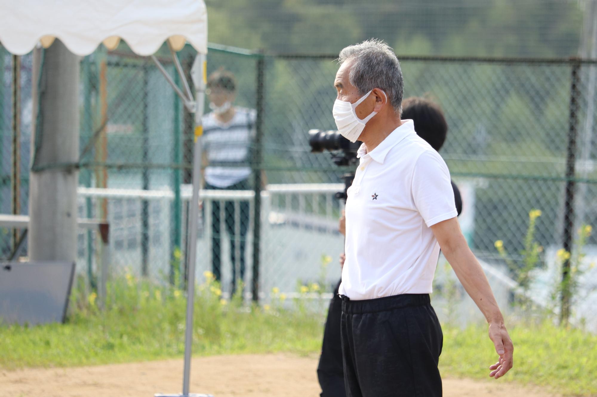令和4年7月25日のラジオ体操で腕を広げる運動をしている町長