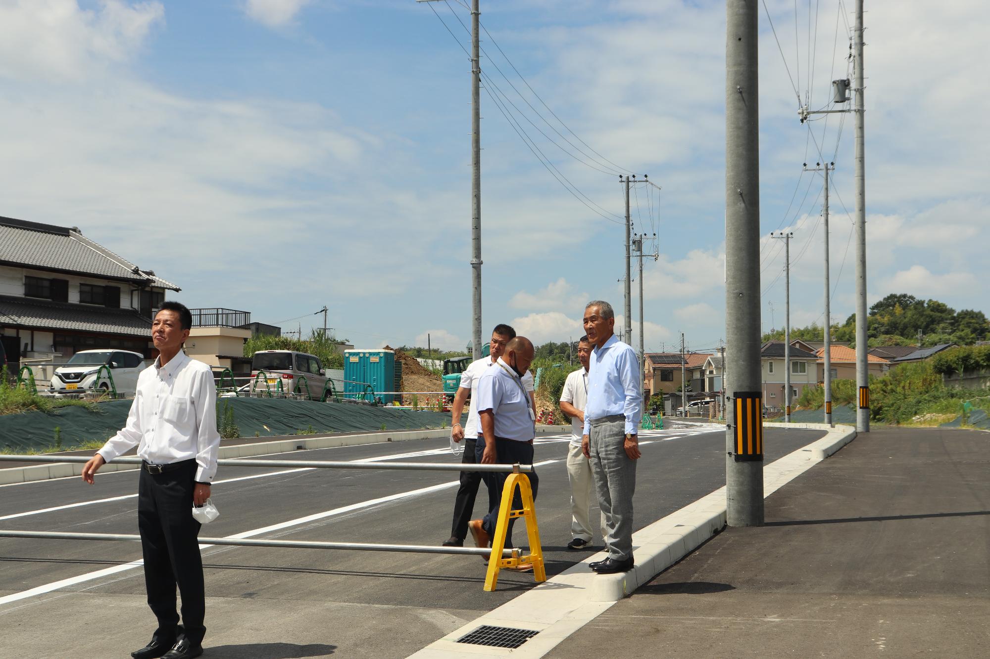 令和5年8月3日にまもなく開通する上牧町明星線のため、町長たちが現地に下見に来た様子