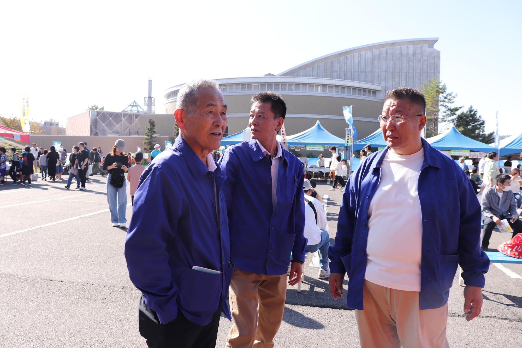 ペガサスフェスタの会場を見渡す（左から）今中町長、阪本副町長
