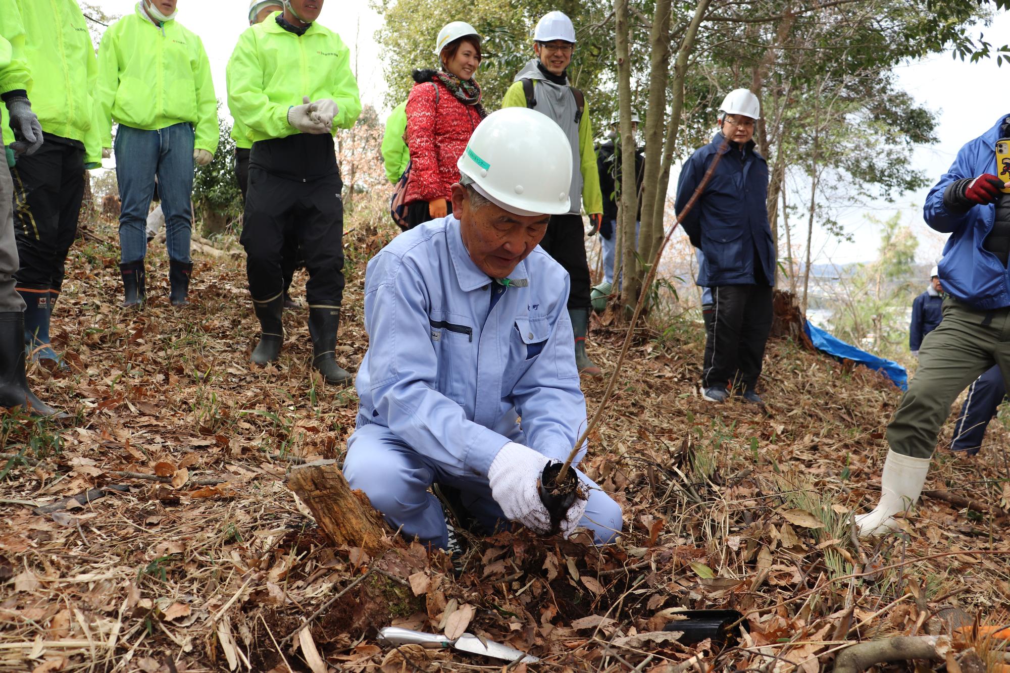 令和6年3月2日セブンの森で植樹をする町長