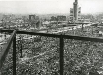 空襲の被害を受け、荒廃した様子の大阪の写真。写真右奥に破壊を免れた大阪市立電気科学館（現大阪市立科学館）が建っている。