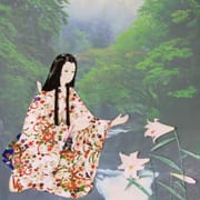 百合の花の前で膝まづいている佐葦姫のイラスト