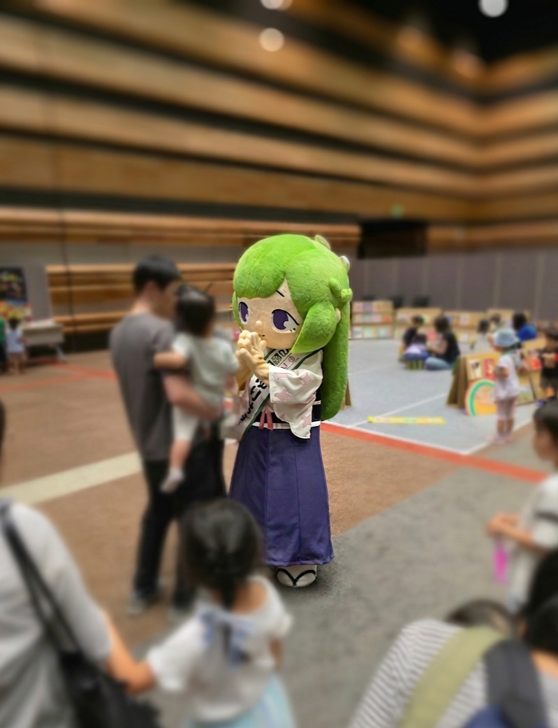 会場に来てくれたおともだちと写真撮影をするゆりはちゃん