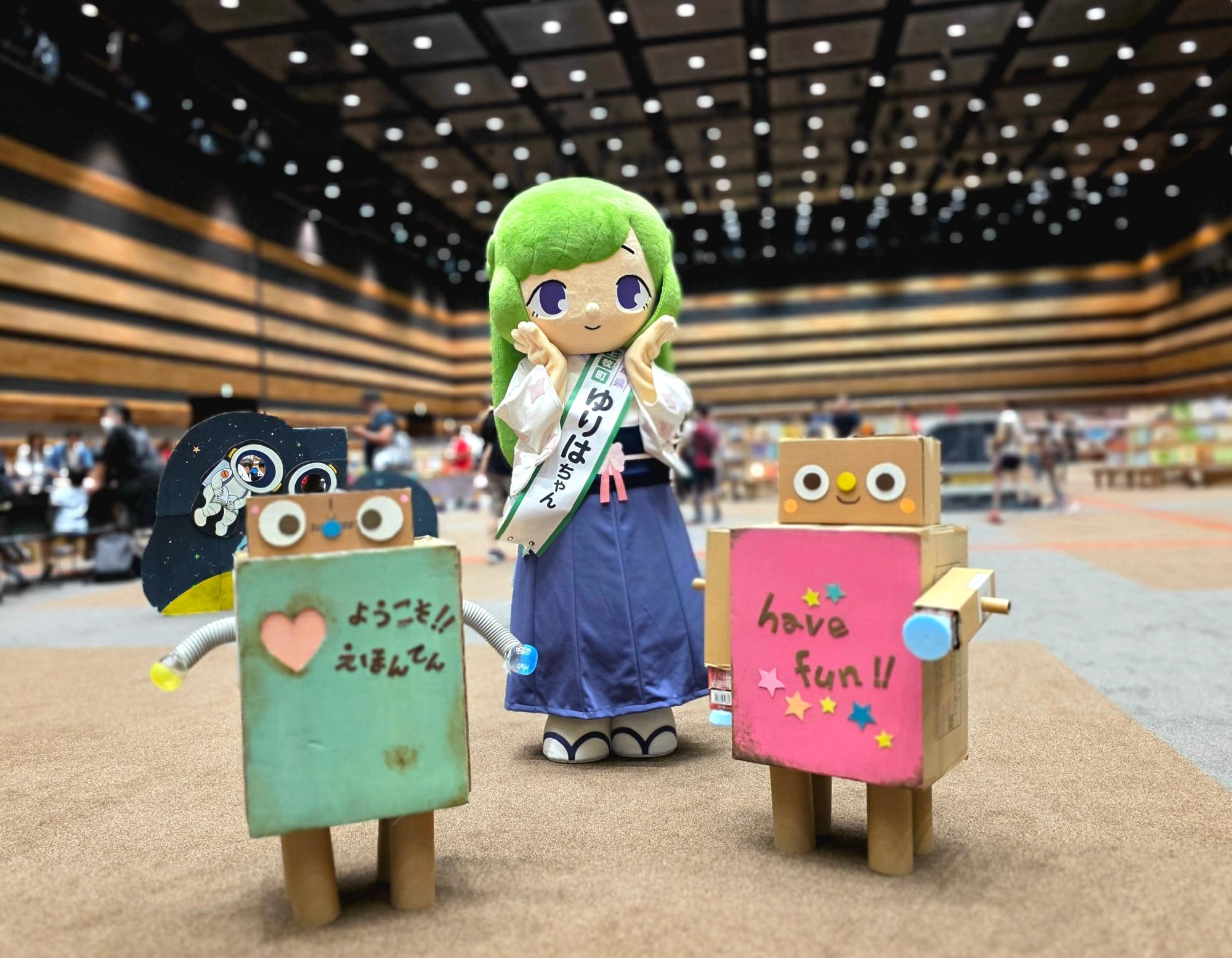 会場のダンボールロボットと写真撮影をするゆりはちゃん