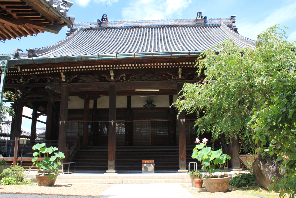 西念寺の本堂の写真
